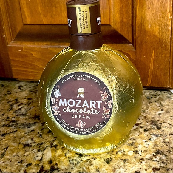 Mozart chocolate cream gold foil wrapped round bottle from Saltzburg, Austria - Picture 1 of 8
